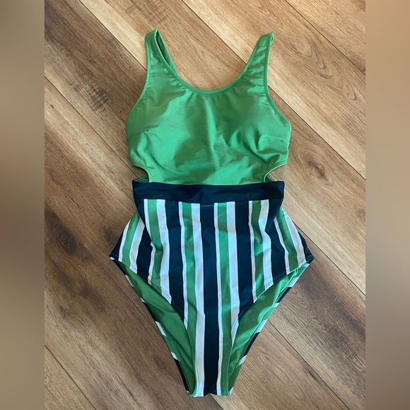 Cupshe NWT XXL stripe side cut out open back one piece swimsuit - Picture 3 of 6